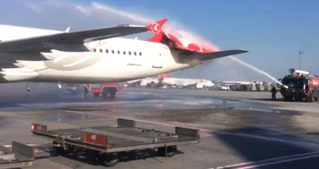 В Стамбуле в аэропорту столкнулись два самолёта (видео)