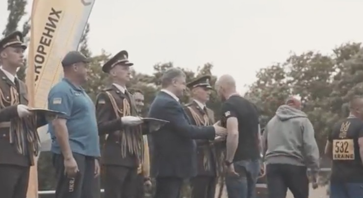 Ветеран батальона «Азов» не пожал руку Порошенко (видео)