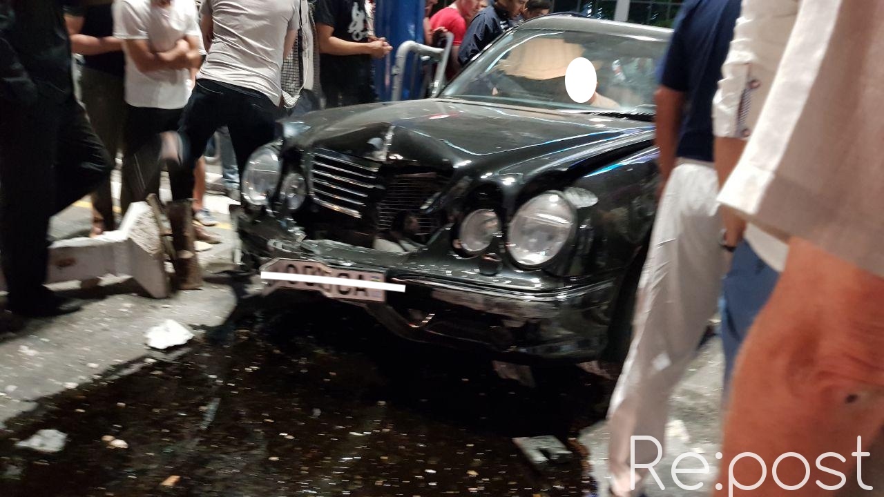 Страшное ДТП в центре Ташкента: Mercedes на скорости влетел в разделительный бордюр 