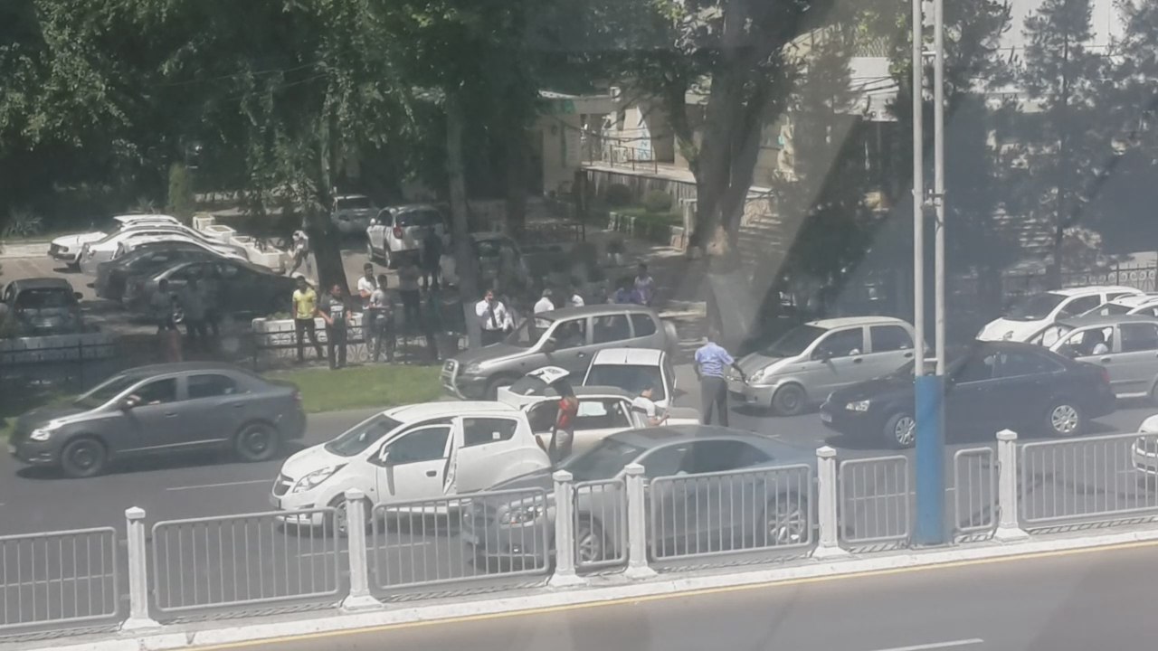 В Ташкенте возле Алайского рынка произошло ДТП с участием нескольких машин (видео)