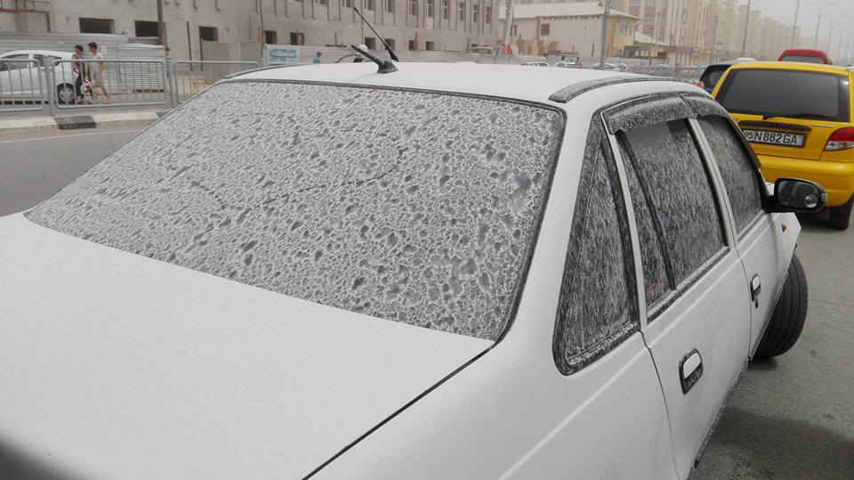 В столице Каракалпакстана прошел дождь с солью: люди надели маски
