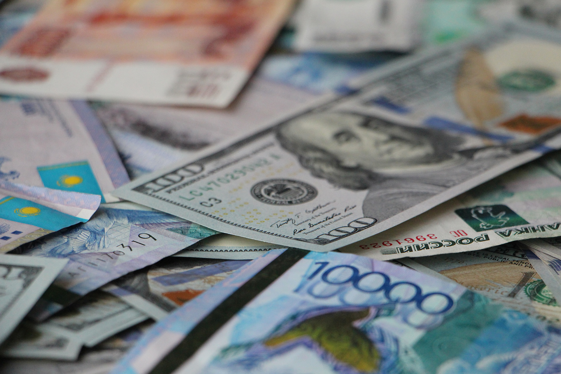 Официальный курс доллара и евро продолжает падать: ЦБ обновил курсы валют (таблица)