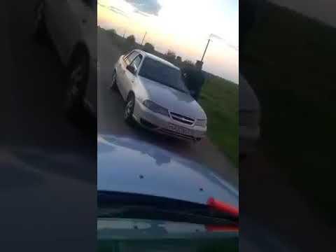 В МВД Узбекистана прокомментировали видео, на котором водитель избивает свою жену и сотрудника ГАИ