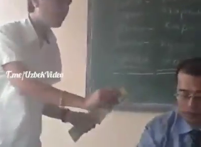 В Узбекистане студенты издевались над преподавателем, предлагая ему станцевать за деньги (видео)
