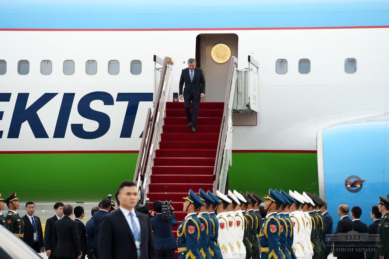 Президент Узбекистана Шавкат Мирзиёев прибыл в Циндао