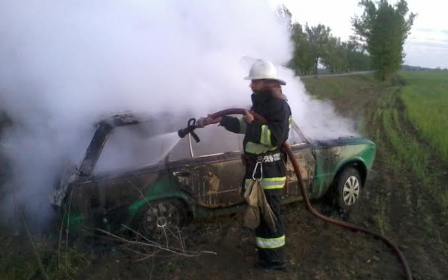 В Ферганской области школьник сжег себя заживо в машине, пролив бензин в салоне