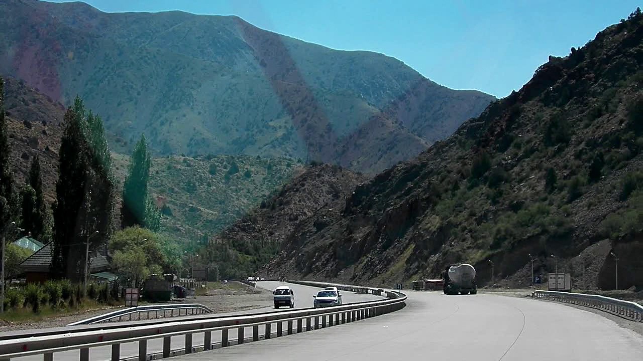 Опубликовано первое видео с места смертельного ДТП на перевале Камчик, где грузовик вылетел в обрыв 
