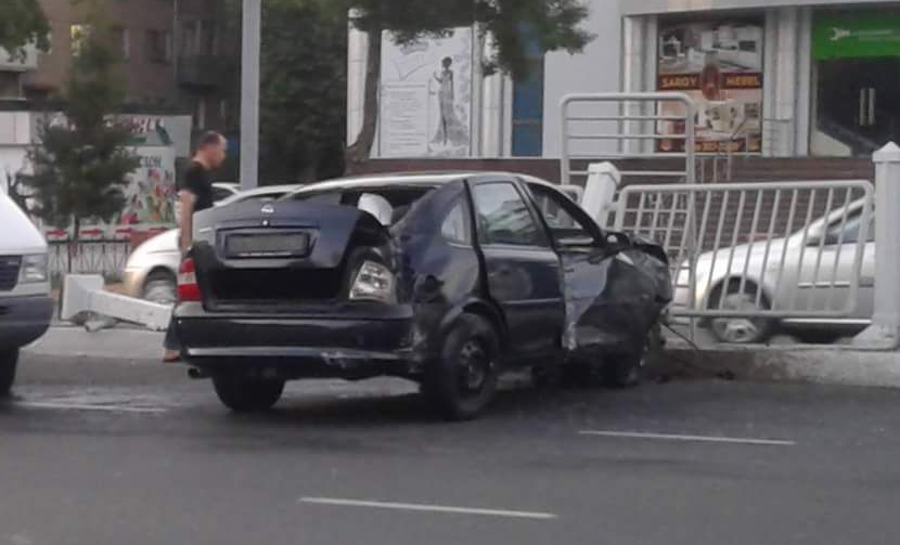 Страшное ДТП в районе метро Новза: автомобиль ударился об забор и перевернулся (видео)
