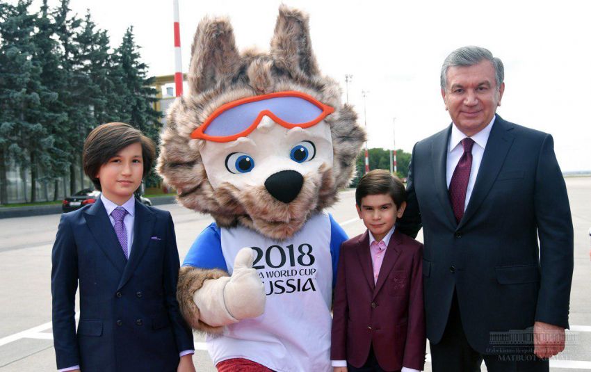 Мирзиёев прилетел в Москву с сыном и внуком