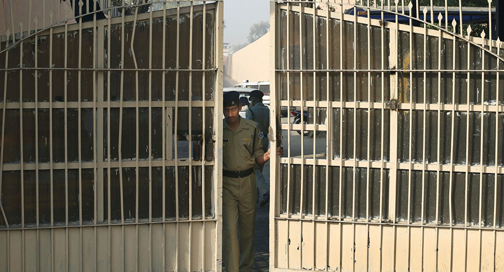 В Индии расследуют странную смерть в тюрьме девушки из Узбекистана