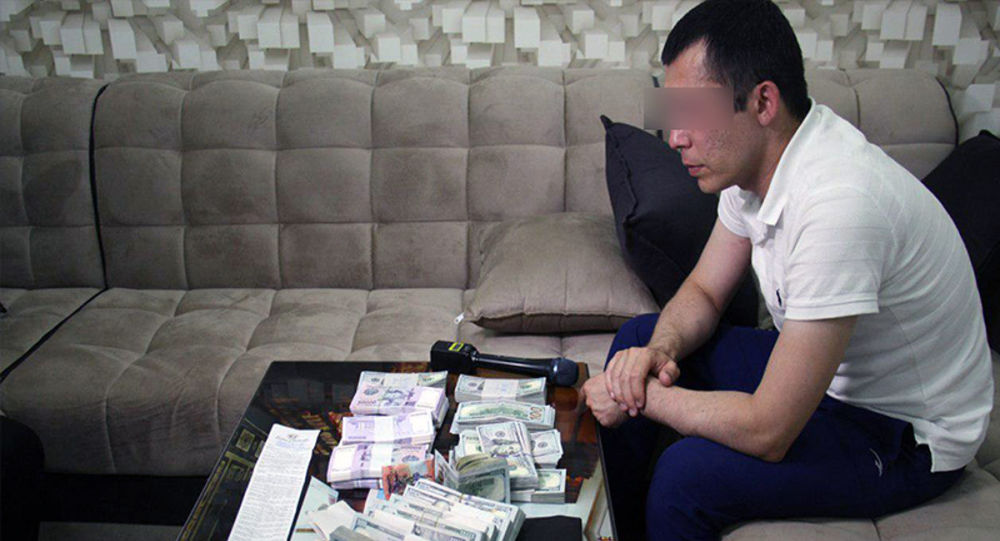 В Ташкентском банке кассир украл четверть миллиона долларов и пошел раздавать долги