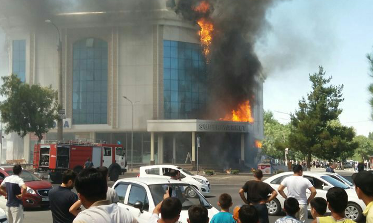 Срочно: на Юнусабаде горит супермаркет CRYSTAL (видео)