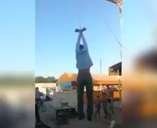В Каракалпакстане над парнем устроили самосуд, повесив его за руки при входе на рынок (видео)