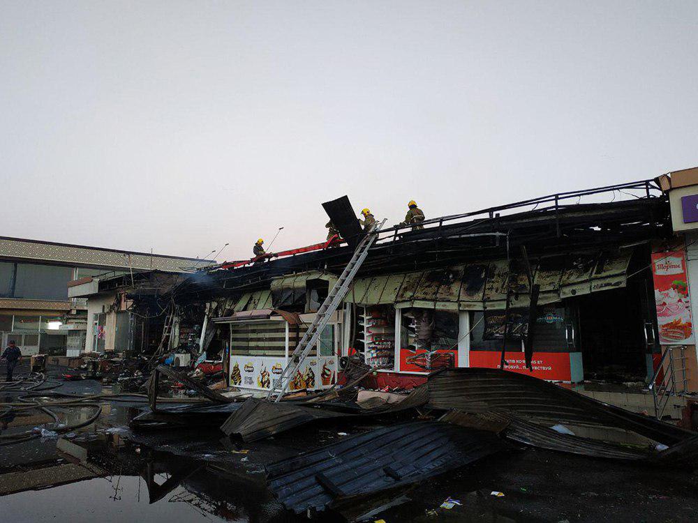 В Сергелийском районе Ташкента за ночь сгорел крупный продуктовый магазин