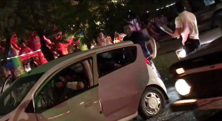 В Ташкенте неизвестные угрожали мужчине мачете, насильно затолкали в машину и увезли (видео)