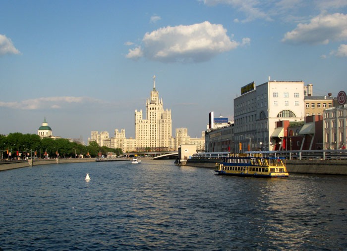 Заплыв узбекистанцев на надувном матрасе в Москве-реке чуть не закончился трагедией