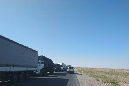 На узбекско-казахской границе образовалась многокилометровая пробка