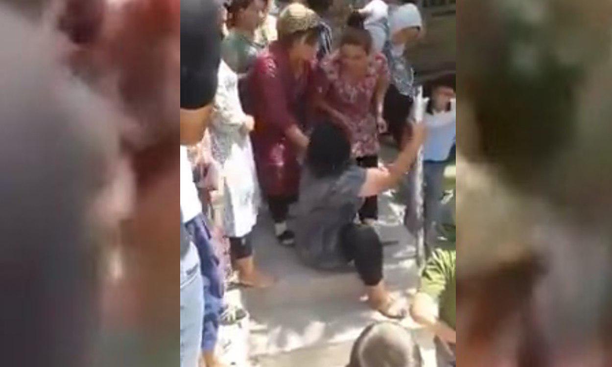 В Андижане устроили самосуд над женщиной, раздев ее прилюдно (видео)