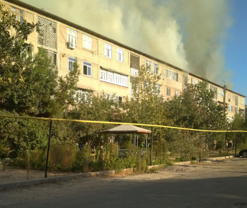 Пожарным не хватило воды: в Бектемирском районе горит жилой дом (видео)