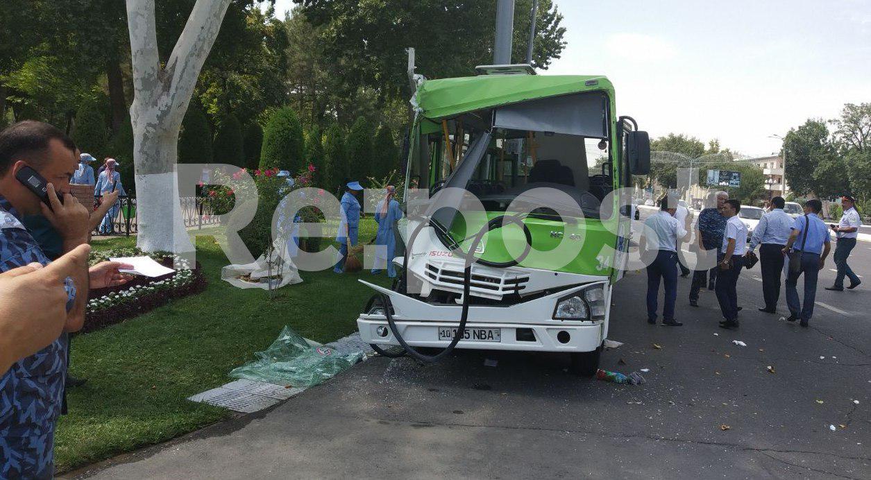 Опубликованы первые фото пассажирского автобуса, влетевшего в столб в центре Ташкента