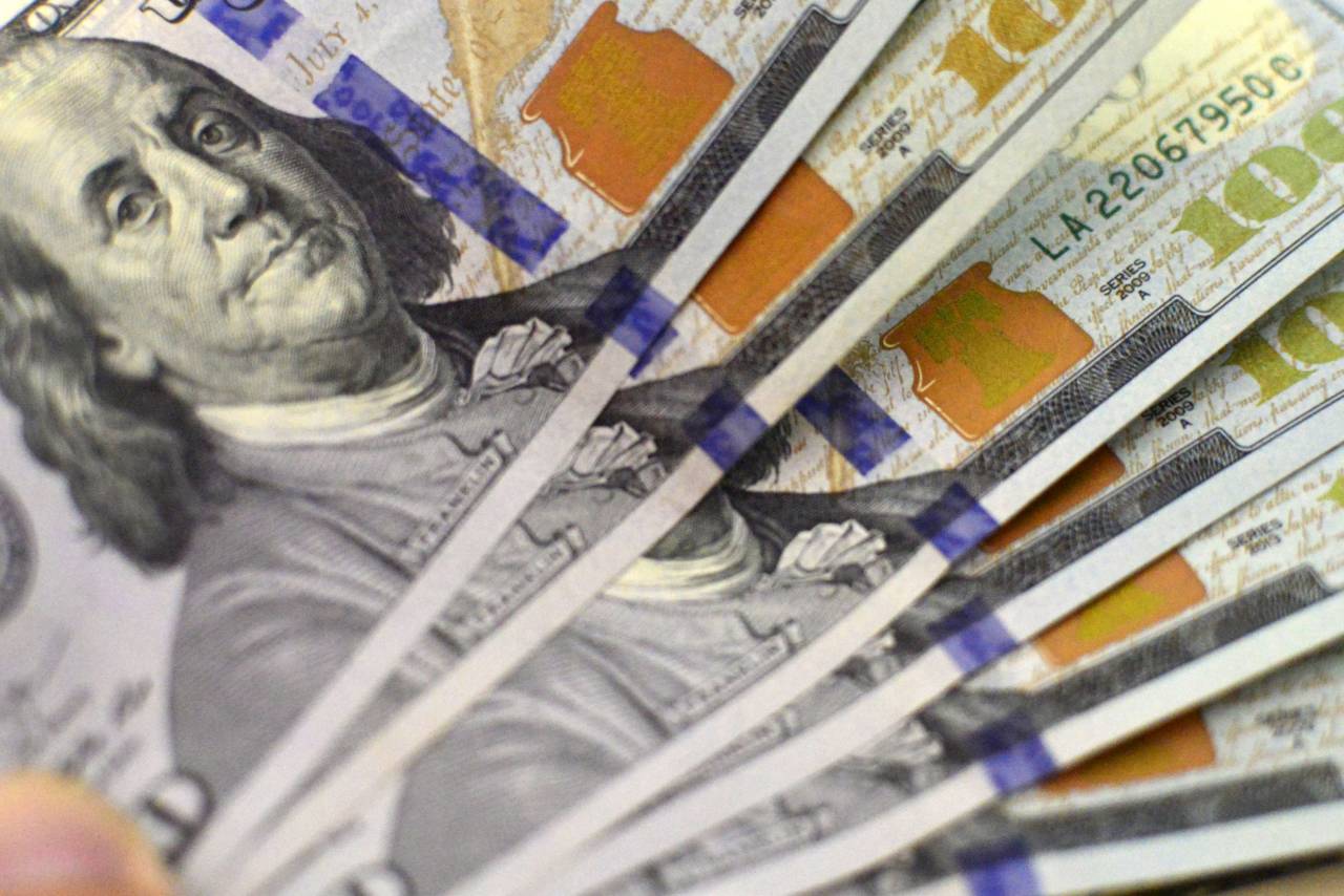 Доллар резко подорожал: Центробанк установил новые курсы валют (таблица)