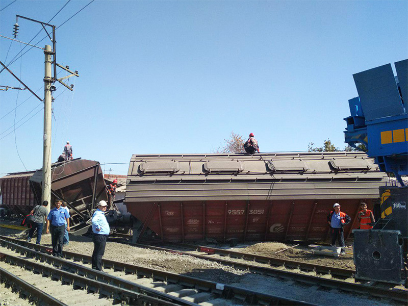 В Ташкенте грузовой поезд сошел с рельсов (фото)