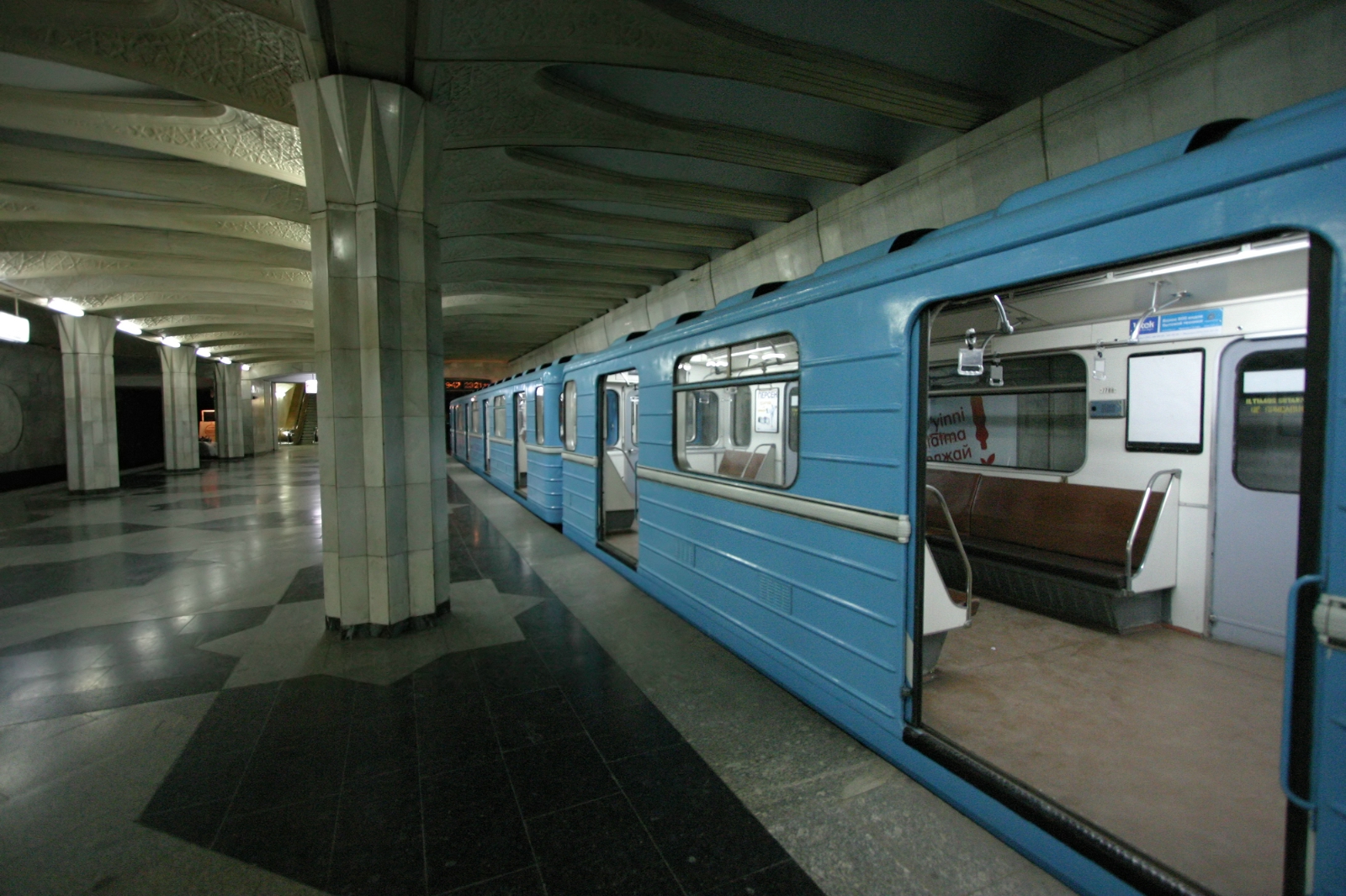 На станции метро «Дружбы народов» в Ташкенте умер мужчина