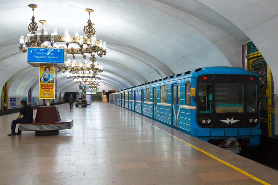 В Ташкентском метро студент потерял сознание и упал на рельсы
