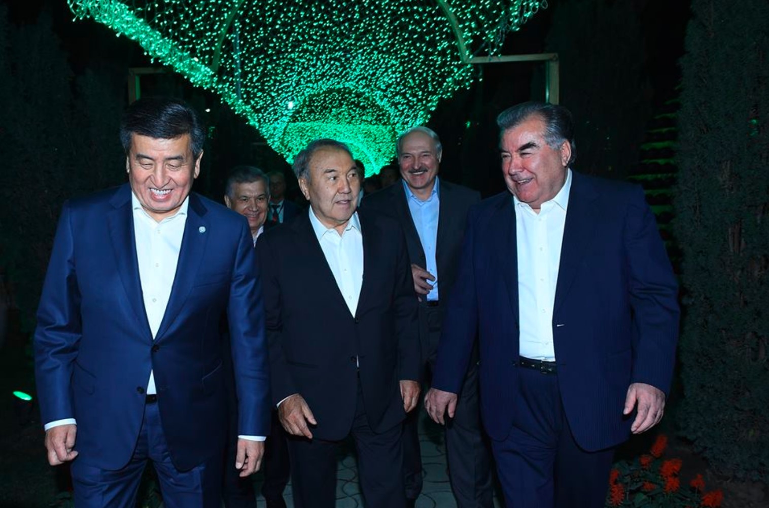 Президент Таджикистана устроил вечернюю прогулку для глав СНГ (фото)