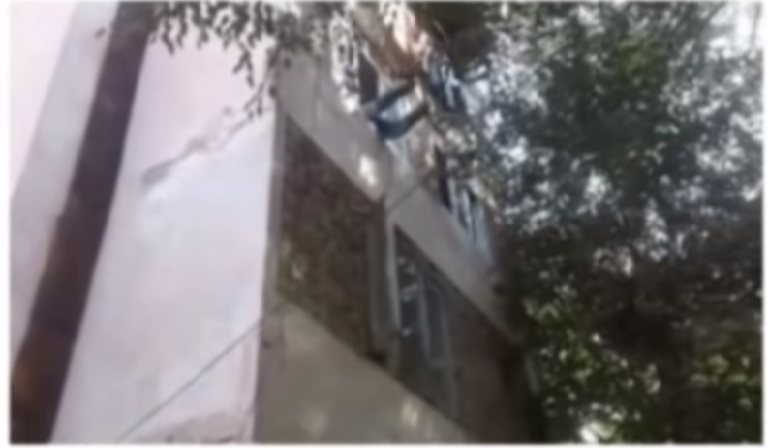 На Юнусабаде мужчина напился и повис на третьем этаже (видео)