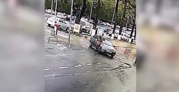 В Ташкенте мужчина за рулем не заметил женщину и переехал ее (видео)