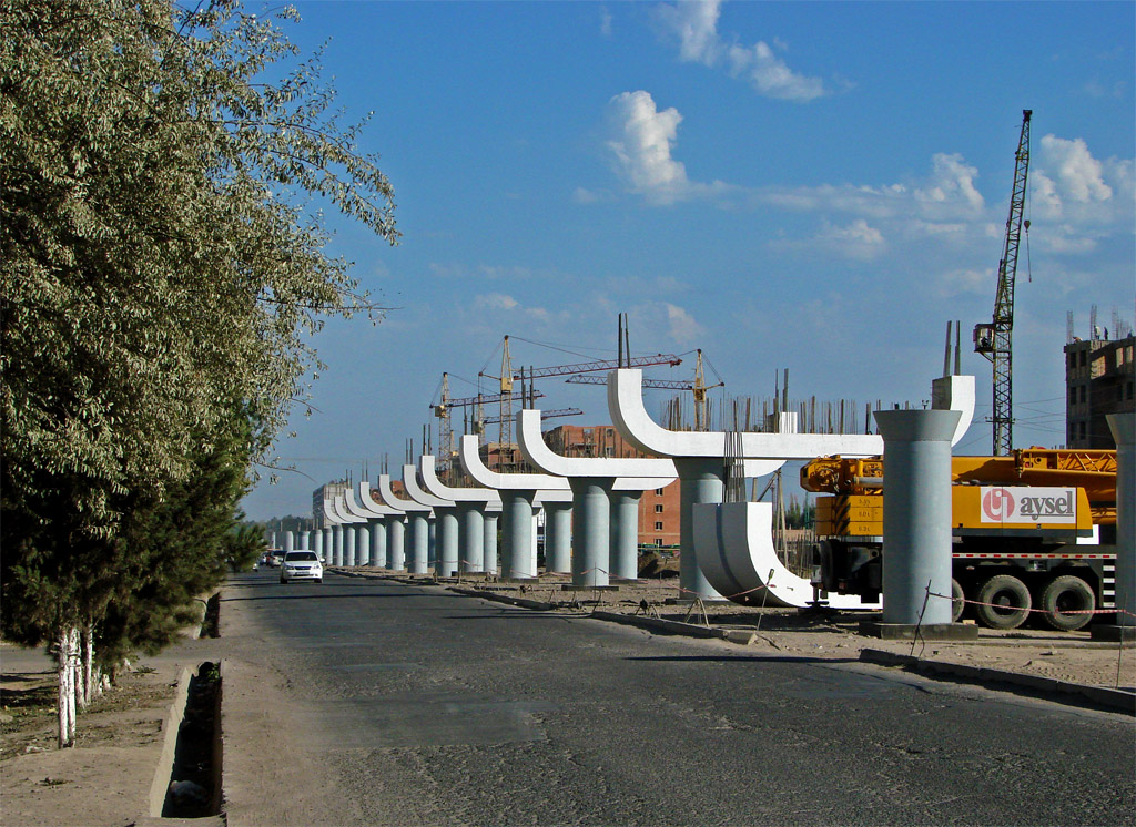 В Ташкенте Spark влетел в котлован строящейся станции метро (фото)