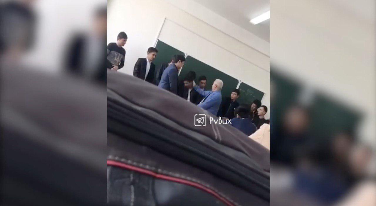 В Бухаре преподаватель избил студентов за отсутствие галстука (видео)