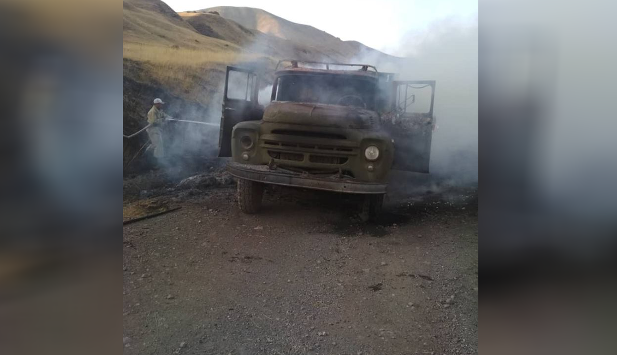 В Джизаке нашли тело мужчины в сгоревшем грузовике