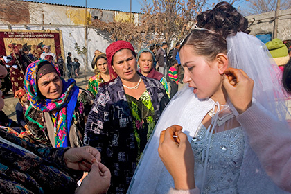 В Узбекистане задумались о ненужности выходить замуж в 16 и захотели повысить брачный возраст