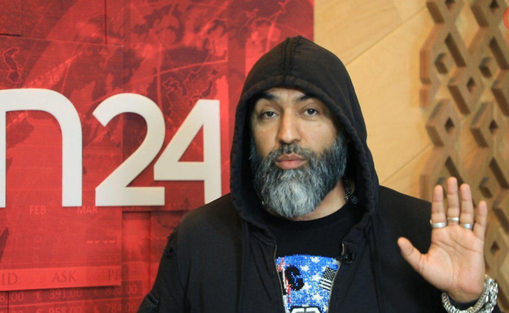 Захотевшему лицензию узбекскому певцу предложили сбрить бороду (видео)