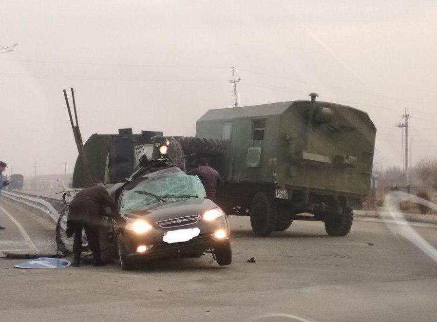 Опубликованы фото страшного ДТП в Карши: «Ласетти» врезалась в колонну военных автомобилей