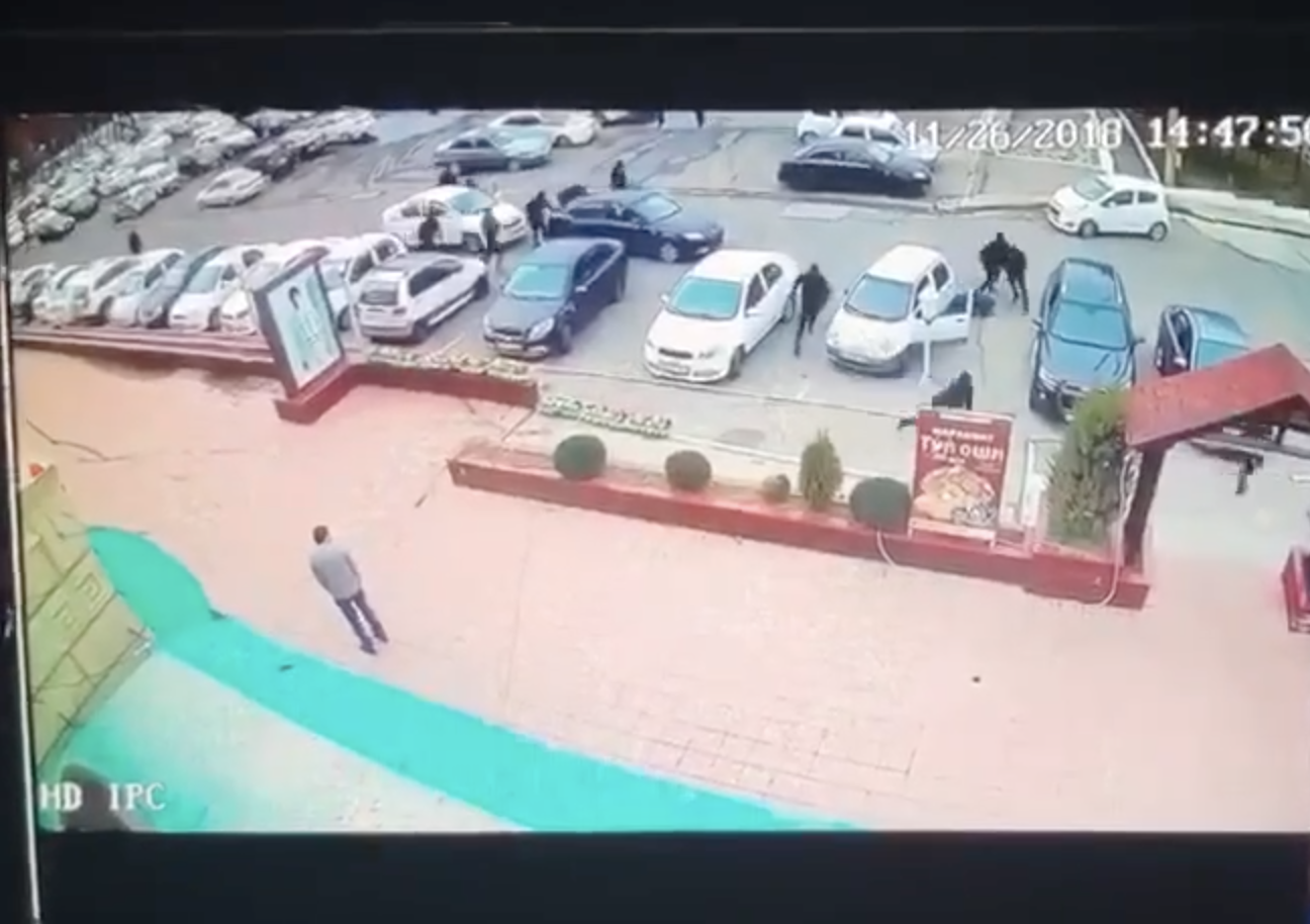 Опубликовано видео нападения на офис Мурода Хантураева с камер наблюдения 