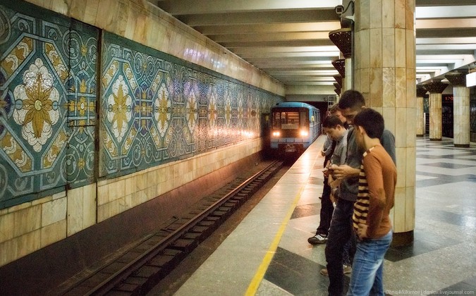 В Ташкентском метро пожилой мужчина упал на рельсы на станции «Пушкинская»