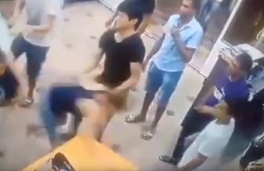 В Самарканде двое мужчин избили сотрудниц ресторана (видео)