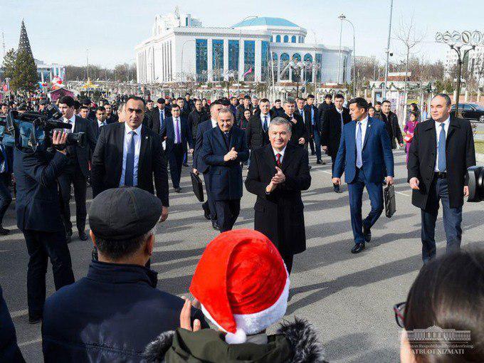 Президент погулял по Ташкенту и поздравил людей с наступающим (фото)