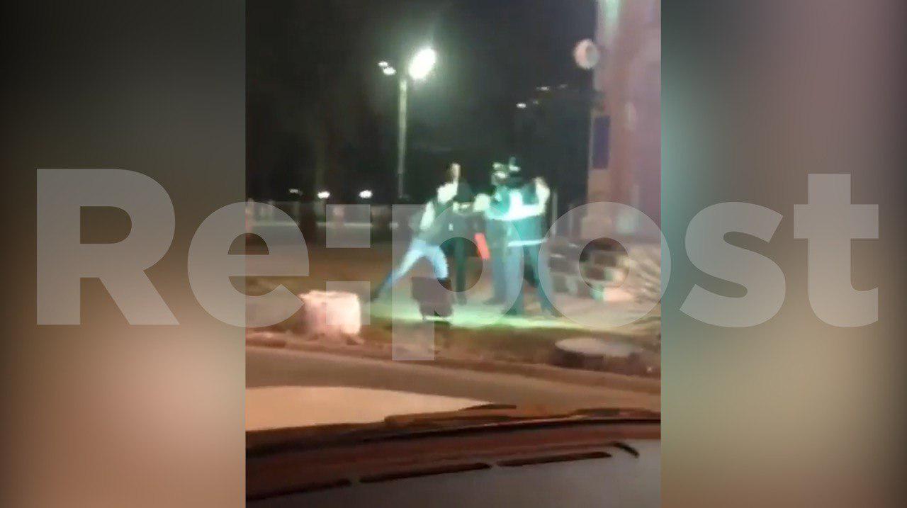 В Ташкенте неизвестный напал на сотрудника ДПС и пытался избить его (видео)