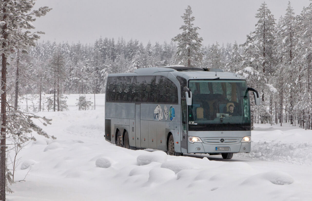 Автобус с узбекистанцами заглох в Казахстане на пути в Россию 