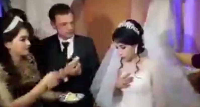 На узбекской свадьбе невеста неудачно пошутила над женихом и пожалела (видео)