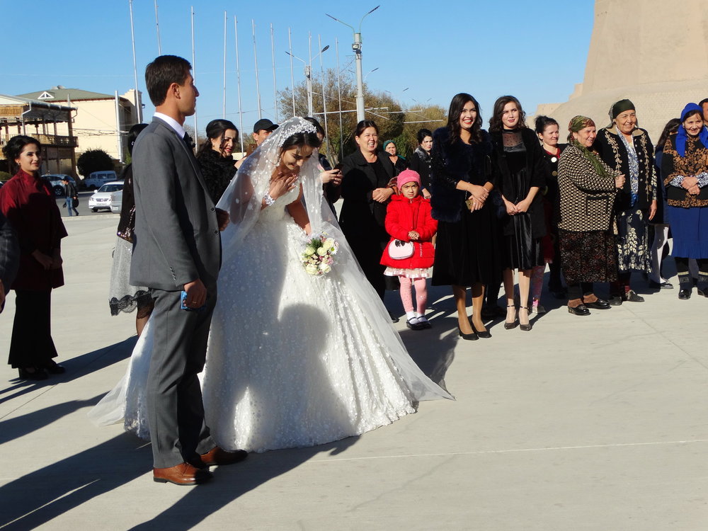Молодоженов Узбекистана хотят привязать к брачному договору