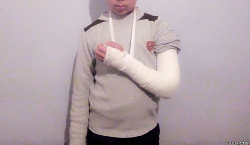 В Сурхандарье учитель ударил школьника указкой и повредил ему руку