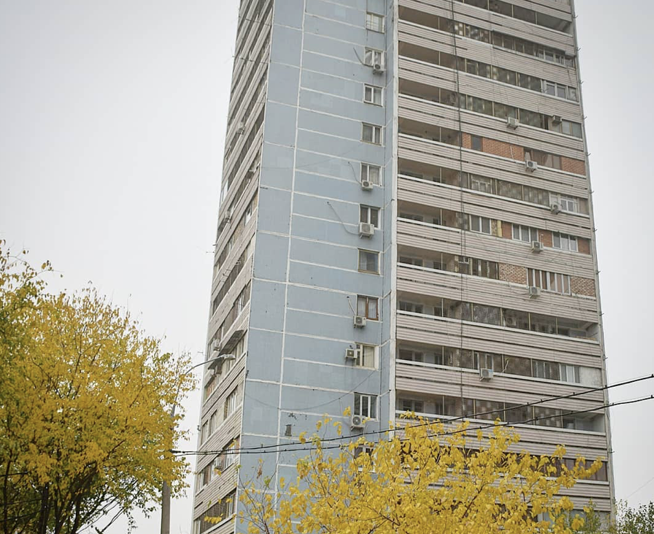 В Ташкенте парень сбросился с 15 этажа многоэтажки на  «Дархане»