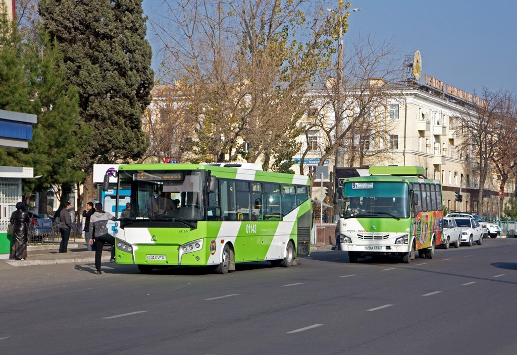 В Ташкенте автобус врезался в ограждение и перевернулся с двумя пассажирами