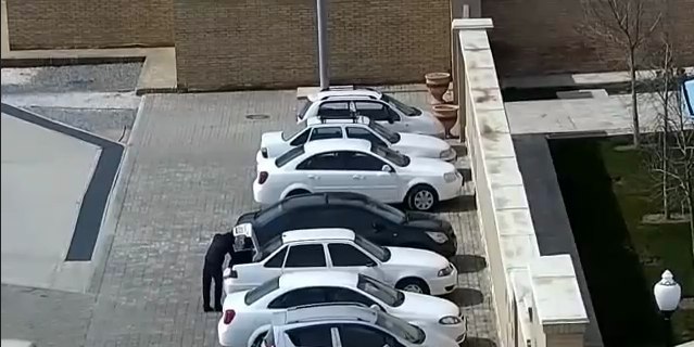 В Шахрисабзе мужчина во время пятничного намаза пытался обчистить оставленные на парковке авто  (видео)