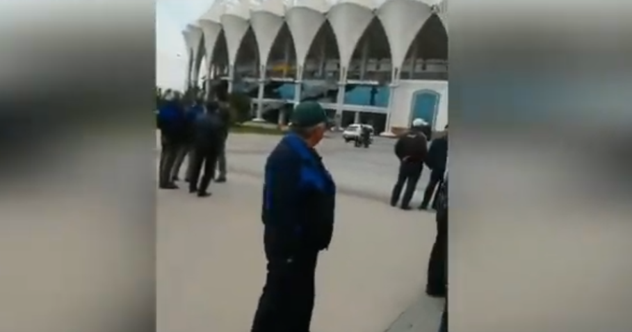 Работники стадиона «Миллий» устроили забастовку против администрации (видео)
